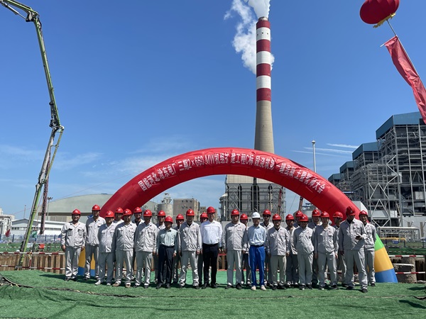 國能滄東電廠(chǎng)三期2×660MW機組煙囪工程第一罐混凝土慶典及誓師大會(huì ).jpg